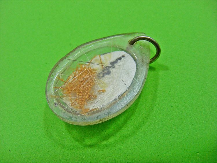 มีรอยจาร จีวร เกศา เก่าผิวปรอท เลี่ยมเก่า รูปที่ 12