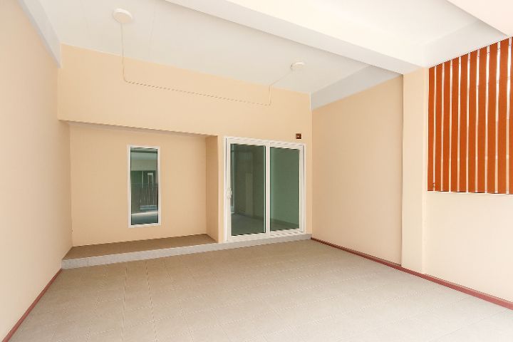 ไม่มี ใช่ ขายทาวน์โฮม 3 ชั้น ตกแต่งใหม่ ไม่เคยเข้าอยู่ -โครงการ Perfect House ถ.เศรษฐกิจ 1 กระทุ่มแบน สมุทรสาคร รูปที่ 4