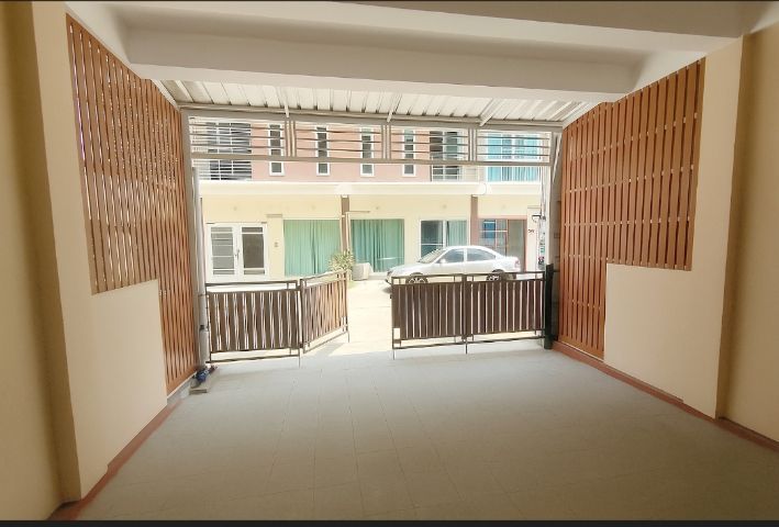 ไม่มี ใช่ ขายทาวน์โฮม 3 ชั้น ตกแต่งใหม่ ไม่เคยเข้าอยู่ -โครงการ Perfect House ถ.เศรษฐกิจ 1 กระทุ่มแบน สมุทรสาคร รูปที่ 3
