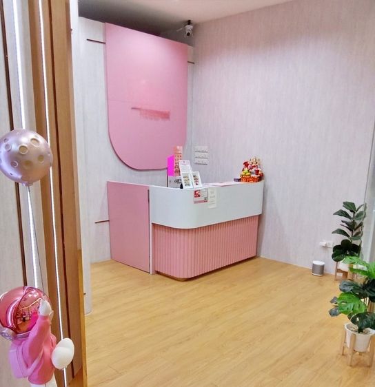 ร้านเสริมสวย เซ้งร้านทำเล็บ ในธนิยะพลาซ่า สีลม ใจกลางเมือง มีทั้งคนไทยและต่างชาติ พื้นที่ 70 ตรม.