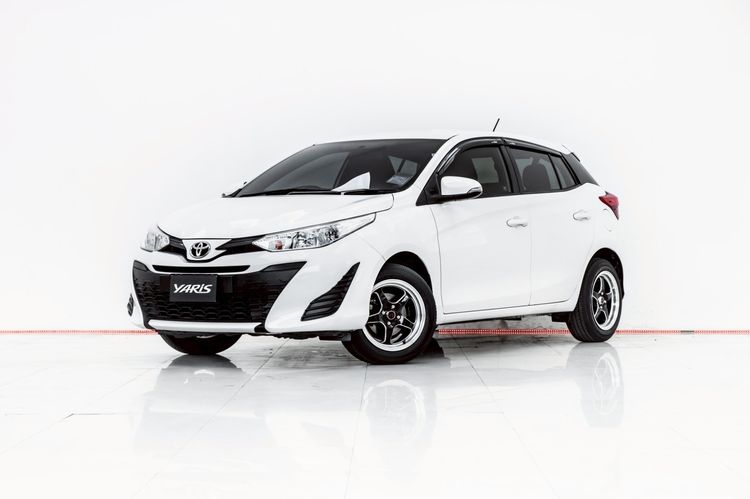 รถ Toyota Yaris 1.2 E สี ขาว