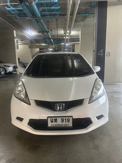 รถ Honda Jazz 1.5 V สี ขาว
