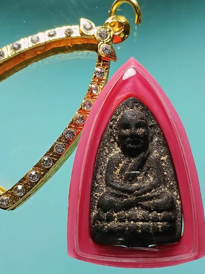 พระหลวงปู่ทวด เนื้อว่านกากยายักษ์ พิมพ์ใหญ่ รุ่นเเรก ปี2497 วัดช้างให้ สภาพสวย เนื้อเเก่ว่านดินดำ ไขว่านขึ้นทั่วองค์ พระสวยเก่าเก็บ เดิมๆมาก รูปที่ 3