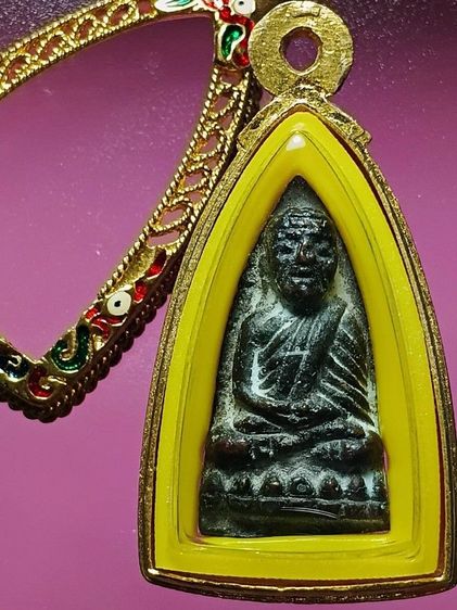 พระหลวงปู่ทวด เตารีดเล็ก ปี05 วัดช้างให้ หน้าอาปาเช่ สภาพสวยเก่า เนื้อจัดเข้มมาก เบ้าแป้งเจิมเดิมๆจากวัดยังติดอยู่ แข้งไม่ขีด สวยเดิมๆครับ รูปที่ 3