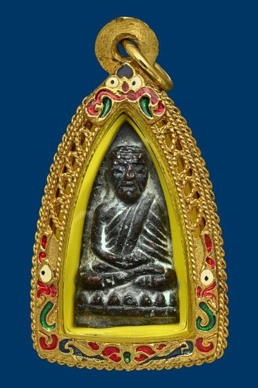 พระหลวงปู่ทวด เตารีดเล็ก ปี05 วัดช้างให้ หน้าอาปาเช่ สภาพสวยเก่า เนื้อจัดเข้มมาก เบ้าแป้งเจิมเดิมๆจากวัดยังติดอยู่ แข้งไม่ขีด สวยเดิมๆครับ