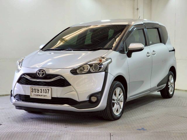 รถ Toyota Sienta 1.5 G สี เงิน