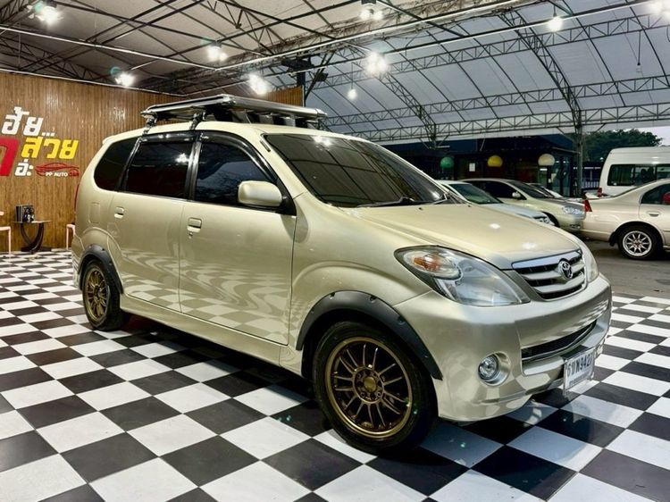 รถ Toyota Avanza 1.5 E สี ทอง