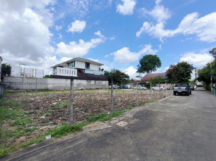 ที่ดินแปลงมุม ลาดพร้าว107 แยก40 พื้นที่ 215 ตร.ว. ผังเมืองสีเหลือง ปรับระดับแล้ว พร้อมปลูกสร้าง รูปที่ 2