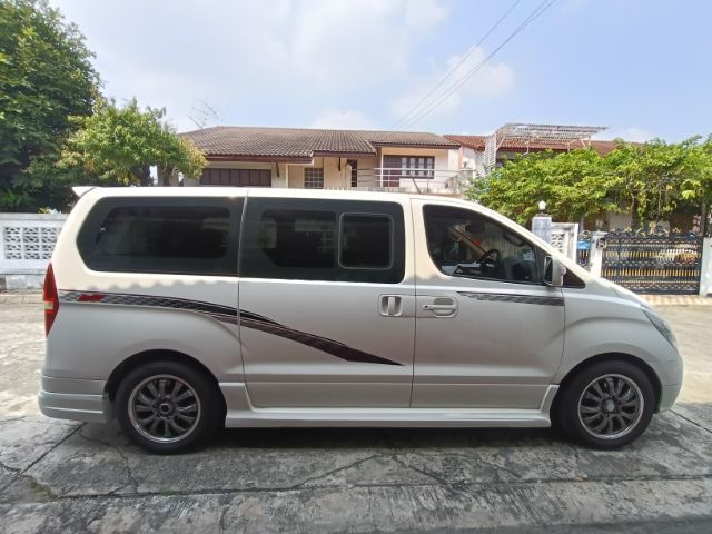 รถ Hyundai H-1  2.5 Limited สี ขาว