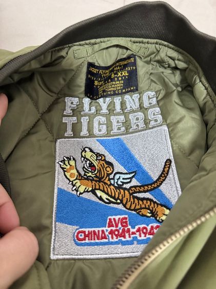 เสื้อแจ็คเก็ตนี้คือ Maden Workwear รุ่น MA-1 Flight Jacket  รูปที่ 2