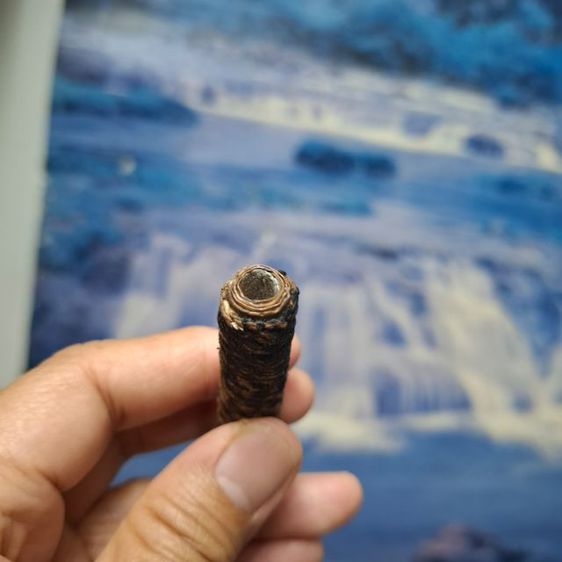 ตะกรุดหลวงพ่อทบยุคต้น ถักเชือกลงรัก สภาพรักหลุดร่อนตามเวลาแต่ตะกรุดสภาพยังดีเดิมๆครับ รูปที่ 11