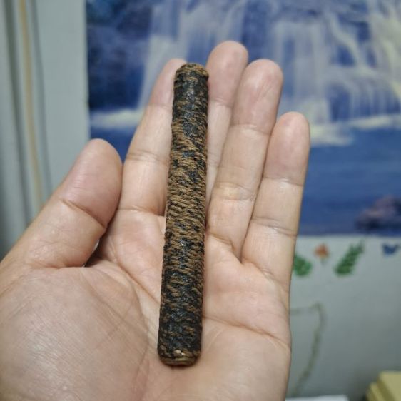 ตะกรุดหลวงพ่อทบยุคต้น ถักเชือกลงรัก สภาพรักหลุดร่อนตามเวลาแต่ตะกรุดสภาพยังดีเดิมๆครับ