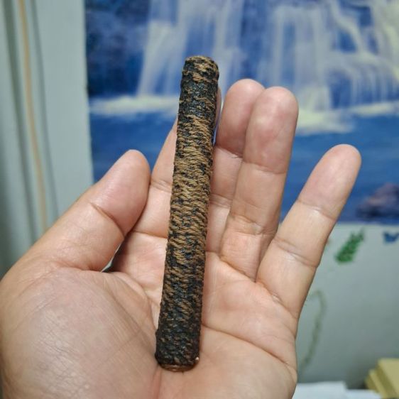 ตะกรุดหลวงพ่อทบยุคต้น ถักเชือกลงรัก สภาพรักหลุดร่อนตามเวลาแต่ตะกรุดสภาพยังดีเดิมๆครับ รูปที่ 2