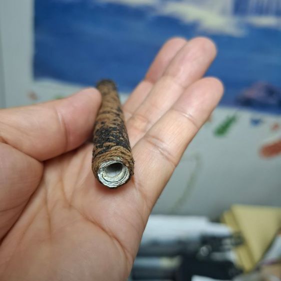 ตะกรุดหลวงพ่อทบยุคต้น ถักเชือกลงรัก สภาพรักหลุดร่อนตามเวลาแต่ตะกรุดสภาพยังดีเดิมๆครับ รูปที่ 10