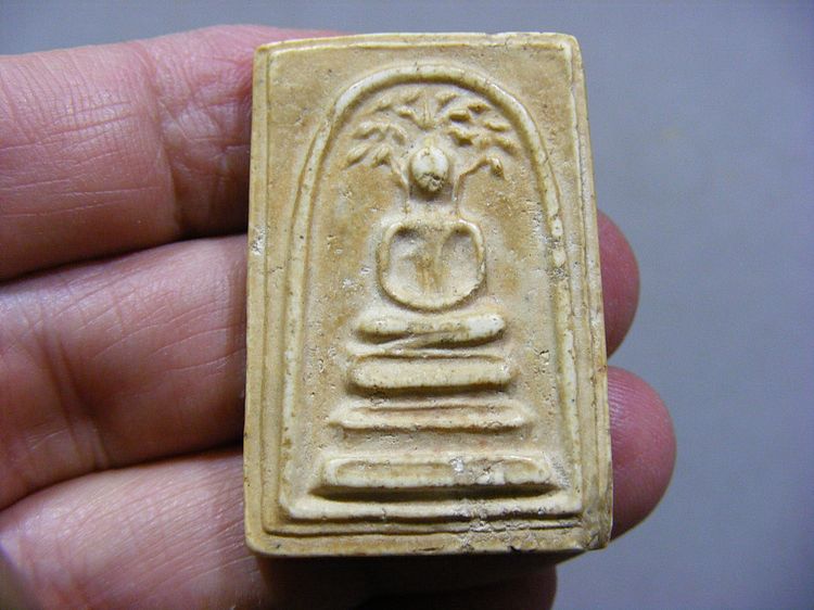 เนื้อผงน้ำมันเก่าๆ พระสมเด็จปรกโพธิ์หลังยันต์