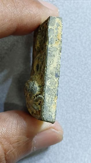 พระกรุวัดท้ายตลาด พิมพ์สมาธิ ฐานบัวสองชั้น ตามภาพ รูปที่ 2