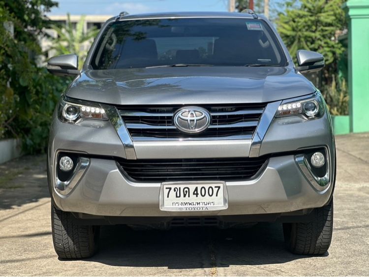รถ Toyota Fortuner 2.4 V สี บรอนซ์เงิน