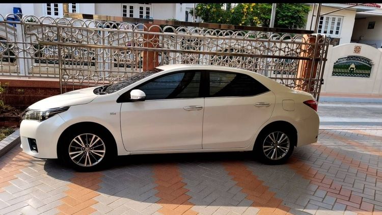 รถ Toyota Altis 1.8 V สี ขาว