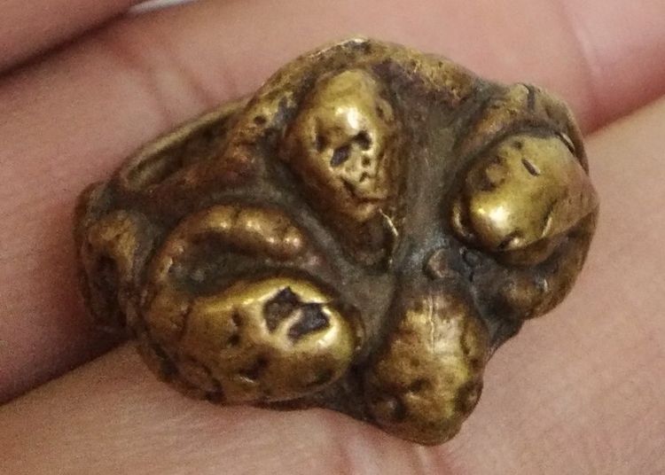 3070-แหวนนาคเกี้ยว เนื้อทองเหลืองหล่อ หลวงพ่ออิ่ม วัดหัวเขา ขนาดเส้นผ่าศูนย์กลางประมาณ 18 มม