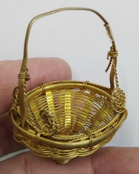 3072-ตะกร้าหวายถักทองเหลืองถักขนาดเล็ก สำหรับใส่ของมงคล ใส่เงินใส่ทองใส่ของมงคล แขวนหน้าบ้านห้างร้าน ขนาดเส้นผ่าศูนย์กลาง 4 ซม. สูงรวมประมาณ รูปที่ 3