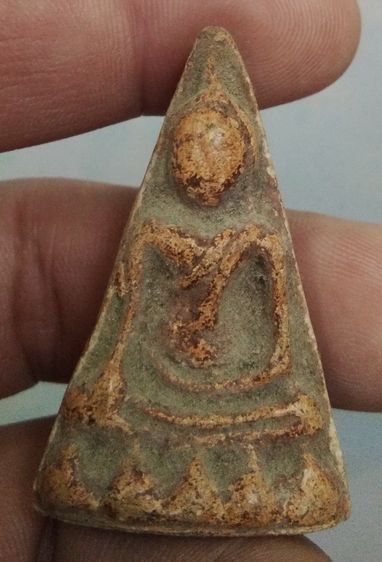 3074-พระสมเด็จนางพญานั่งฐาน หลังยันต์ เนื้อดินเก่า ไม่ทราบที่