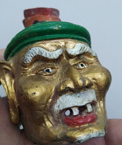 3075-สำหรับคนมีครูครับ เศียรพ่อแก่เก่าเนื้อผงลงสี ขนาดความกว้าง 2.5 นิ้ว สูงรวมประมาณ 4 นิ้ว ขนาดตั้งหน้ารถ เก่า เข้มขลังครับ