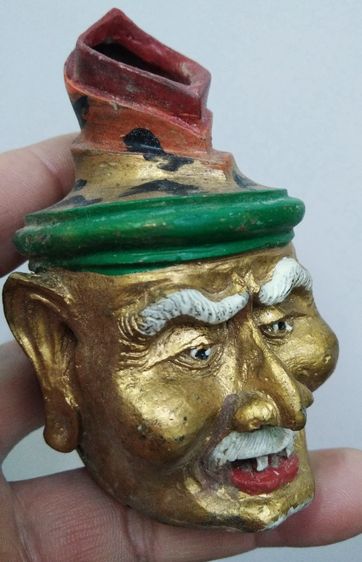 3075-สำหรับคนมีครูครับ เศียรพ่อแก่เก่าเนื้อผงลงสี ขนาดความกว้าง 2.5 นิ้ว สูงรวมประมาณ 4 นิ้ว ขนาดตั้งหน้ารถ เก่า เข้มขลังครับ รูปที่ 2