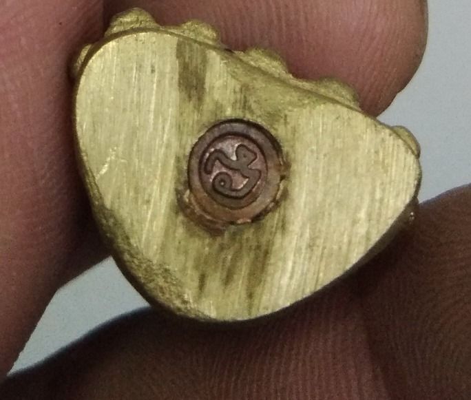 3081-กริ่งหลวงปู่ทิม วัดละหารไร่ เนื้อทองเหลือง ใต้ฐานอุดกริ่ง ตอกโค๊ตรูปหยดน้ำตัว ท รูปที่ 12