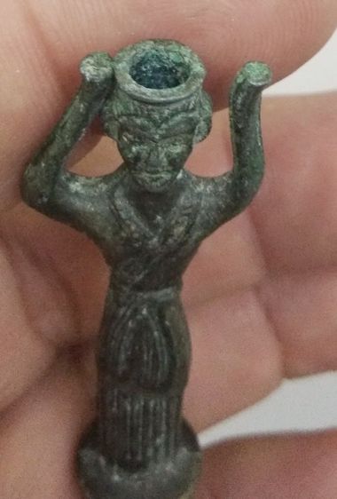 3084-เทวรูปอียิปต์เนื้อทองเหลืองเก่า ขนาดความสูงรวมประมาณ 7 ซม รูปที่ 17