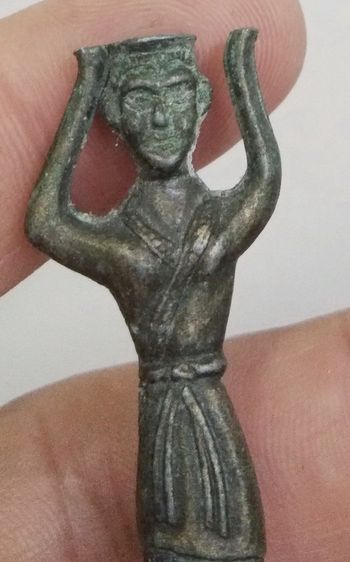 3084-เทวรูปอียิปต์เนื้อทองเหลืองเก่า ขนาดความสูงรวมประมาณ 7 ซม