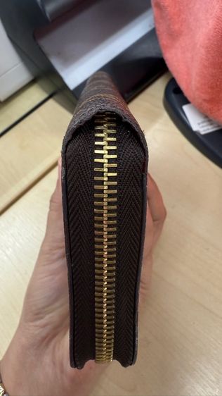 Louis Zippy World Tour Monogram รูปที่ 14