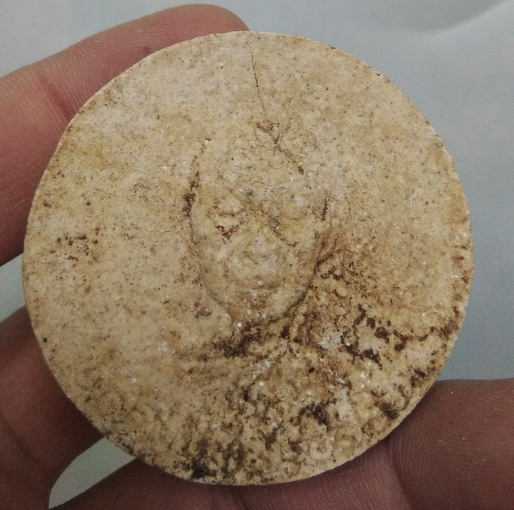 3097-บาตรน้ำมนต์หลวงปู่ทิม วัดละหารไร่เนื้อผงเก่าหลังฝังพลอย ขนาดเส้นผ่าศูนย์กลางประมาณ 5 ซม รูปที่ 15