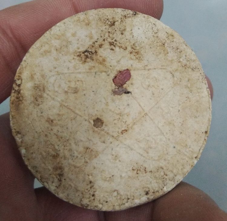 3097-บาตรน้ำมนต์หลวงปู่ทิม วัดละหารไร่เนื้อผงเก่าหลังฝังพลอย ขนาดเส้นผ่าศูนย์กลางประมาณ 5 ซม รูปที่ 6