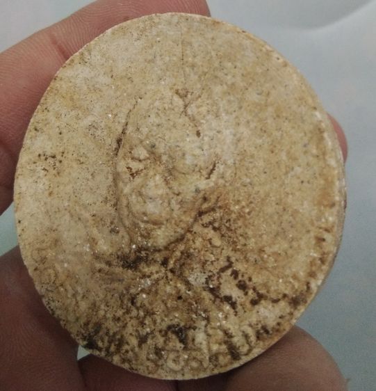 3097-บาตรน้ำมนต์หลวงปู่ทิม วัดละหารไร่เนื้อผงเก่าหลังฝังพลอย ขนาดเส้นผ่าศูนย์กลางประมาณ 5 ซม รูปที่ 9