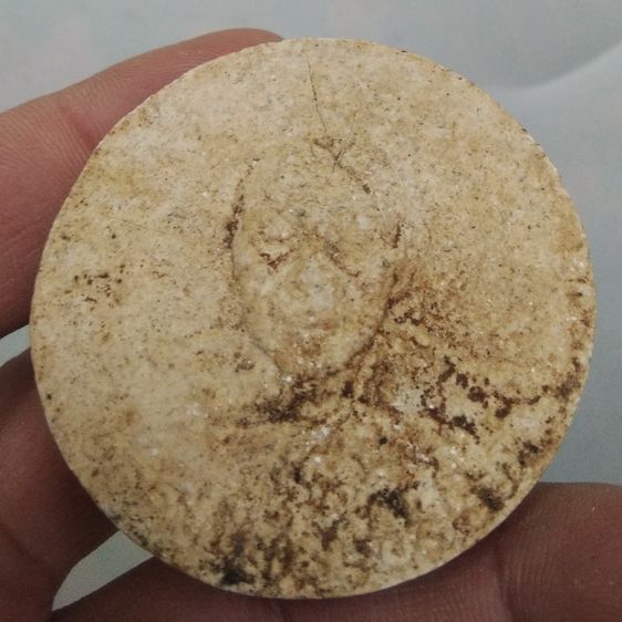 3097-บาตรน้ำมนต์หลวงปู่ทิม วัดละหารไร่เนื้อผงเก่าหลังฝังพลอย ขนาดเส้นผ่าศูนย์กลางประมาณ 5 ซม รูปที่ 7