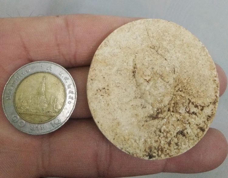 3097-บาตรน้ำมนต์หลวงปู่ทิม วัดละหารไร่เนื้อผงเก่าหลังฝังพลอย ขนาดเส้นผ่าศูนย์กลางประมาณ 5 ซม รูปที่ 8