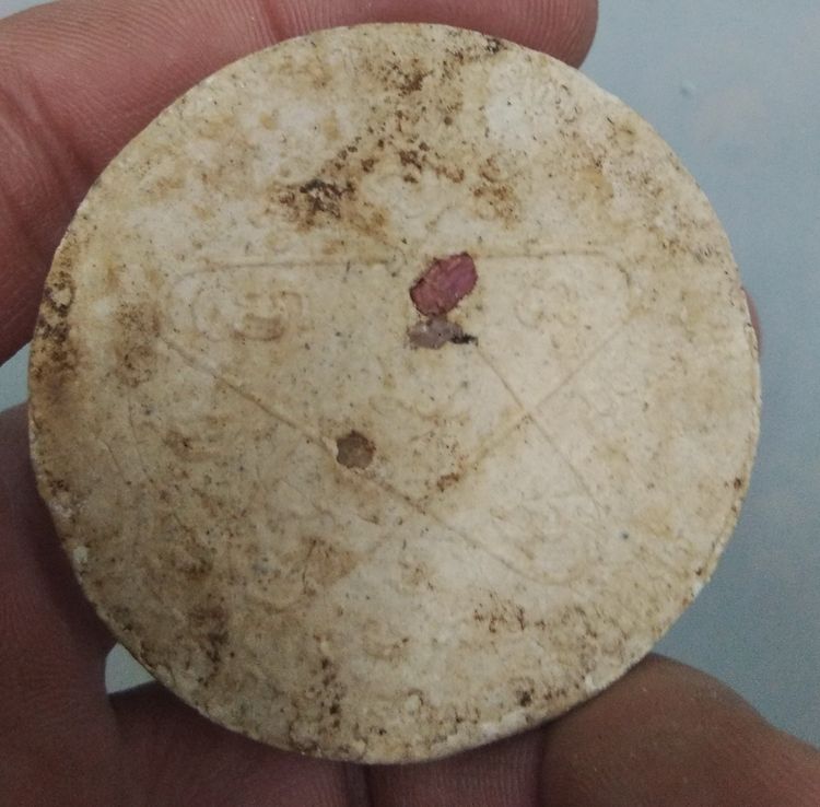 3097-บาตรน้ำมนต์หลวงปู่ทิม วัดละหารไร่เนื้อผงเก่าหลังฝังพลอย ขนาดเส้นผ่าศูนย์กลางประมาณ 5 ซม รูปที่ 12