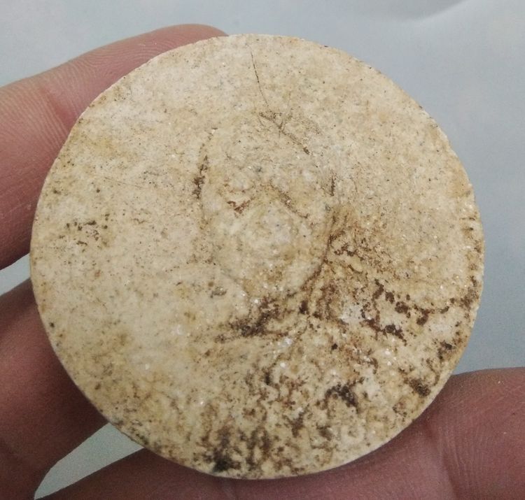 3097-บาตรน้ำมนต์หลวงปู่ทิม วัดละหารไร่เนื้อผงเก่าหลังฝังพลอย ขนาดเส้นผ่าศูนย์กลางประมาณ 5 ซม รูปที่ 10