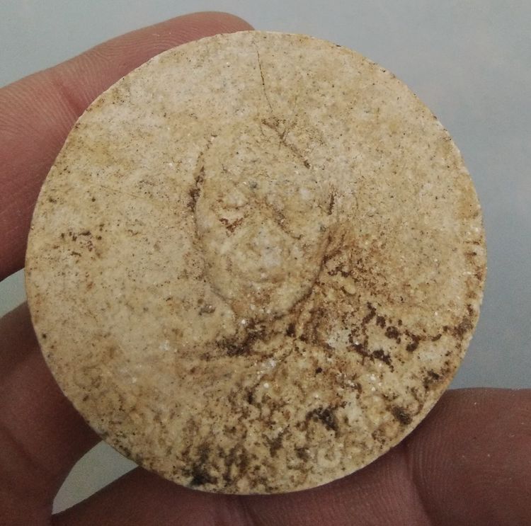 3097-บาตรน้ำมนต์หลวงปู่ทิม วัดละหารไร่เนื้อผงเก่าหลังฝังพลอย ขนาดเส้นผ่าศูนย์กลางประมาณ 5 ซม รูปที่ 4