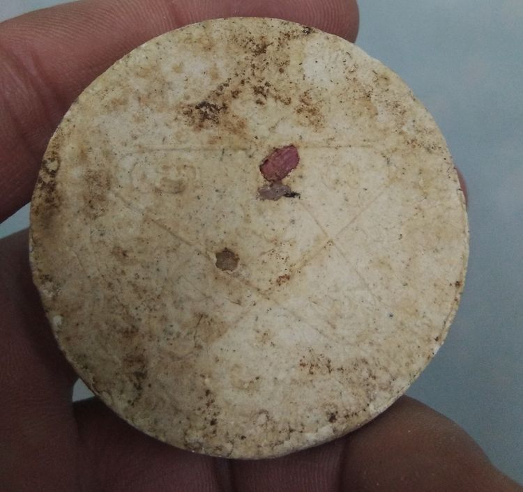 3097-บาตรน้ำมนต์หลวงปู่ทิม วัดละหารไร่เนื้อผงเก่าหลังฝังพลอย ขนาดเส้นผ่าศูนย์กลางประมาณ 5 ซม รูปที่ 16