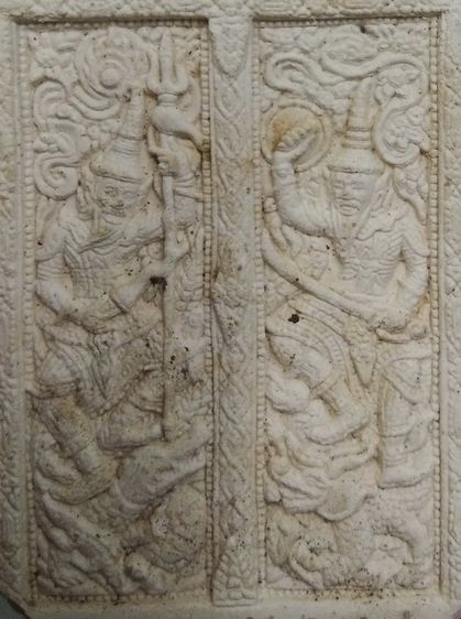 3102-เซี่ยวกางเนื้อผง ฝังพลอย ปี 2555 นายทวารบาลเฝ้าประตูวัดบวรนิเวศร์ ตามสภาพนะครับ มีบิ่นขอบ พิจารณา ขนาด 4 x 5 ซม