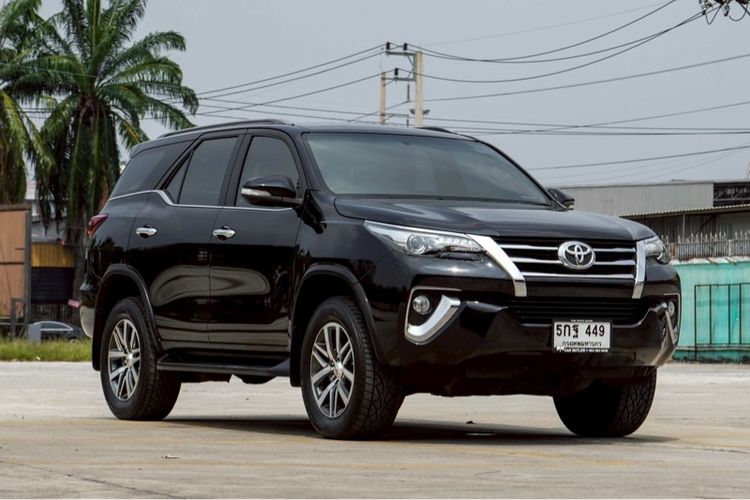 รถ Toyota Fortuner 2.4 V สี ดำ