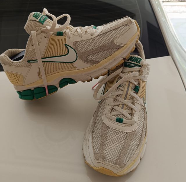 ขาย On Nike Vomero 5  ขาว เขียว นิยม size 40.5-255cm ของแท้ สภาพสวย นุ่มเบาสบาย