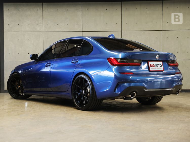 BMW Series 3 2023 330e Sedan ปลั๊กอินไฮบริด (PHEV) ไม่ติดแก๊ส เกียร์อัตโนมัติ น้ำเงิน รูปที่ 4
