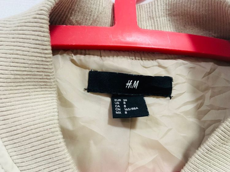 เสื้อแจ็คเก็ต H M แท้ 💯 size L วัดจริงขนาด อก 22 ยาว 26 นิ้ว สภาพดีมาก มีซัปใน ด้านหลังงานปักสวย ดีเทลสวยเรียบตัดเย็บงานดีมาก รูปที่ 2