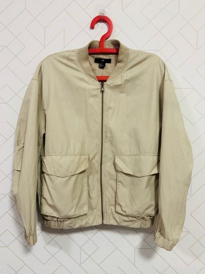 เสื้อแจ็คเก็ต H M แท้ 💯 size L วัดจริงขนาด อก 22 ยาว 26 นิ้ว สภาพดีมาก มีซัปใน ด้านหลังงานปักสวย ดีเทลสวยเรียบตัดเย็บงานดีมาก