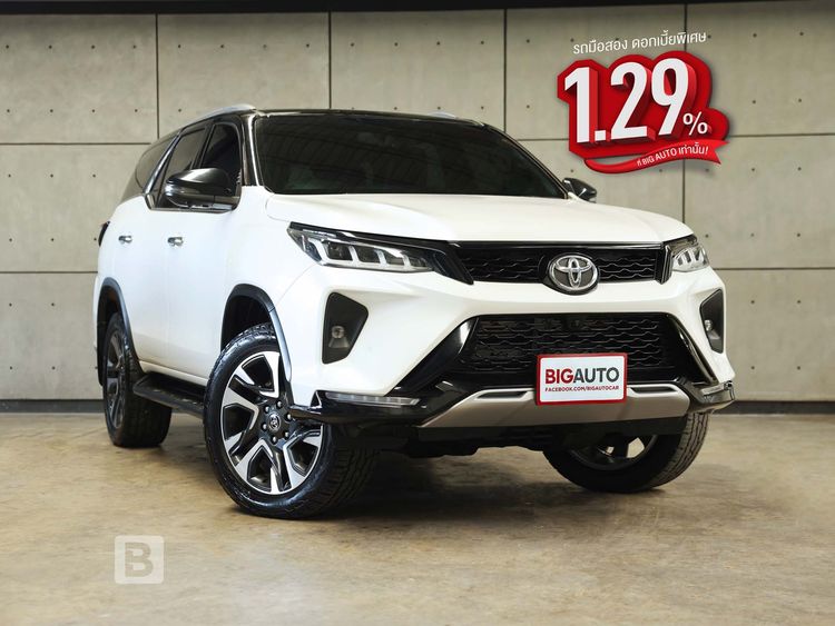 รถ Toyota Fortuner 2.4 Legender Black Top 4WD สี ขาว