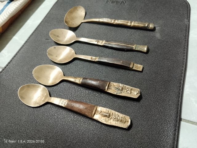 ช้อนโบราณของสระสม