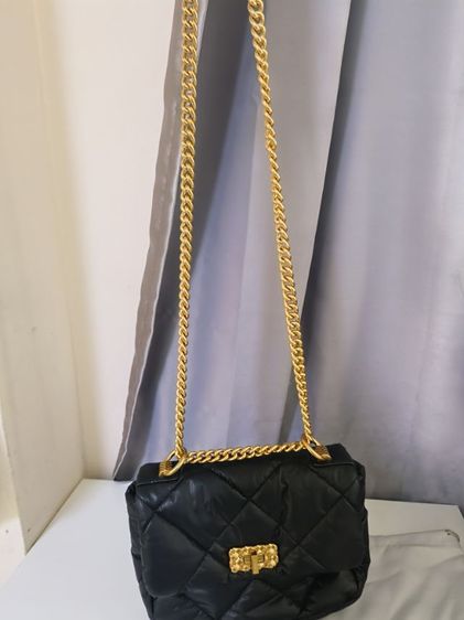 กระเป๋าสะพายสีดำโซ่ทอง