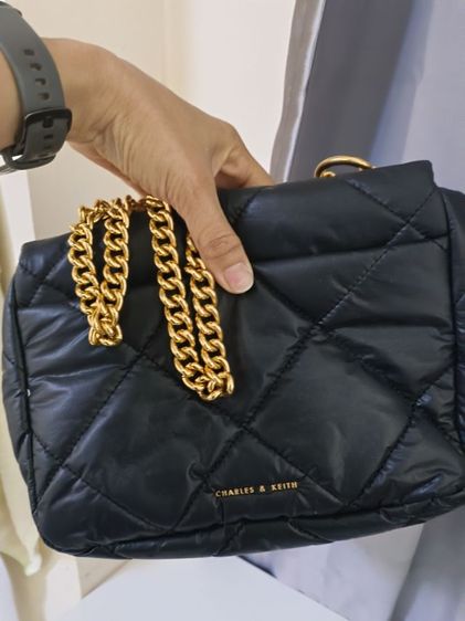 กระเป๋าสะพายสีดำโซ่ทอง รูปที่ 4